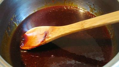 карамельный медовик с клубникой