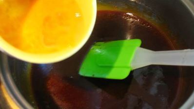 карамельный медовик с клубникой