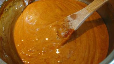 карамельный медовик с клубникой