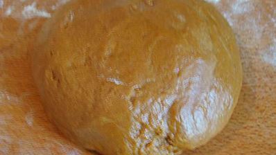 карамельный медовик с клубникой