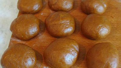 карамельный медовик с клубникой