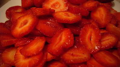 клубничный блинный торт