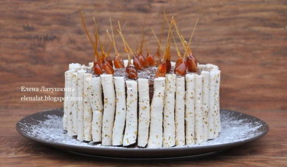 Рецепт миндального торта с шоколадным муссом, безе и карамелью