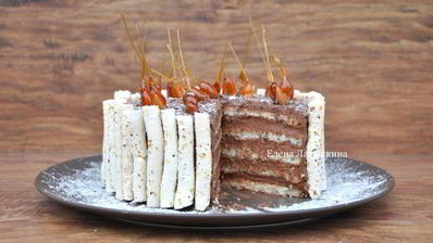 миндальный торт с шоколадным муссом, безе и карамелью