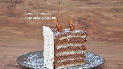 миндальный торт с шоколадным муссом, безе и карамелью