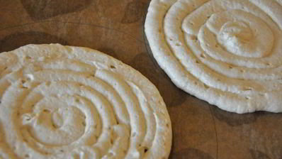 миндальный торт с шоколадным муссом, безе и карамелью