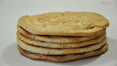 миндальный торт с шоколадным муссом, безе и карамелью