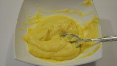 миндальный торт с шоколадным муссом, безе и карамелью