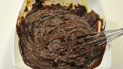 миндальный торт с шоколадным муссом, безе и карамелью