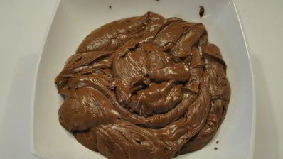 миндальный торт с шоколадным муссом, безе и карамелью