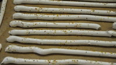 миндальный торт с шоколадным муссом, безе и карамелью