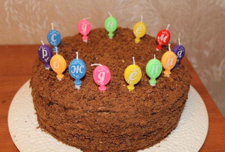 Шоколадный медовик с черносливом