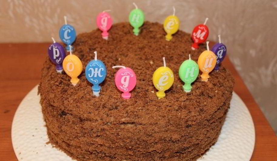 Рецепт шоколадного медовика с черносливом