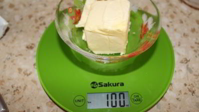 шоколадный медовик с черносливом