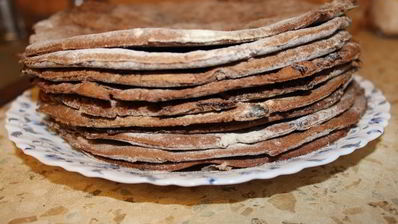 шоколадный медовик с черносливом