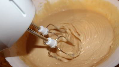 шоколадный медовик с черносливом