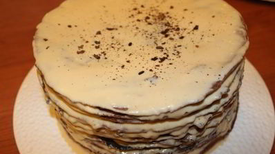 шоколадный медовик с черносливом