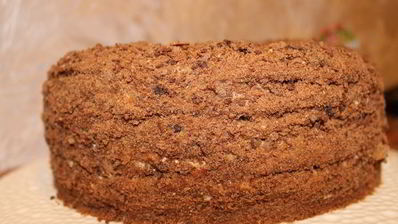 шоколадный медовик с черносливом