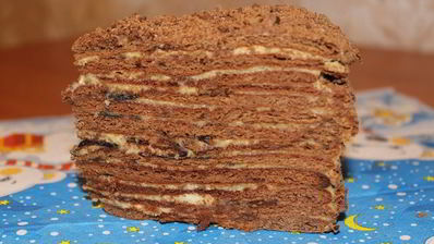 шоколадный медовик с черносливом