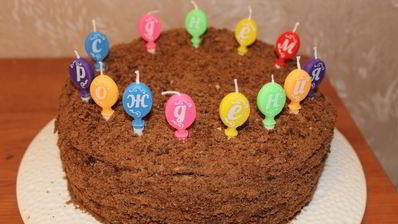 шоколадный медовик с черносливом