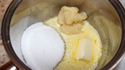 шоколадный медовик с черносливом