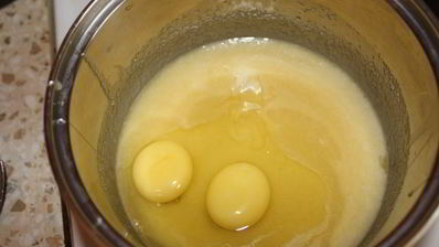 шоколадный медовик с черносливом