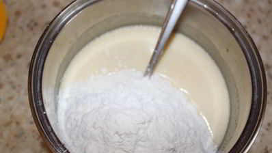 шоколадный медовик с черносливом