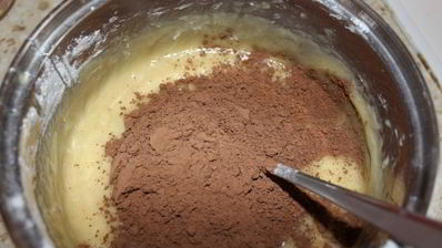 шоколадный медовик с черносливом