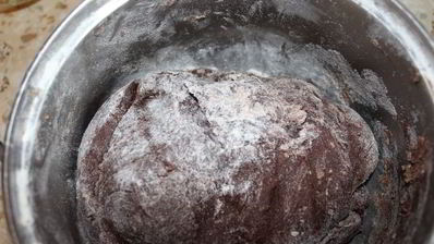 шоколадный медовик с черносливом