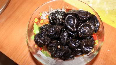 шоколадный медовик с черносливом