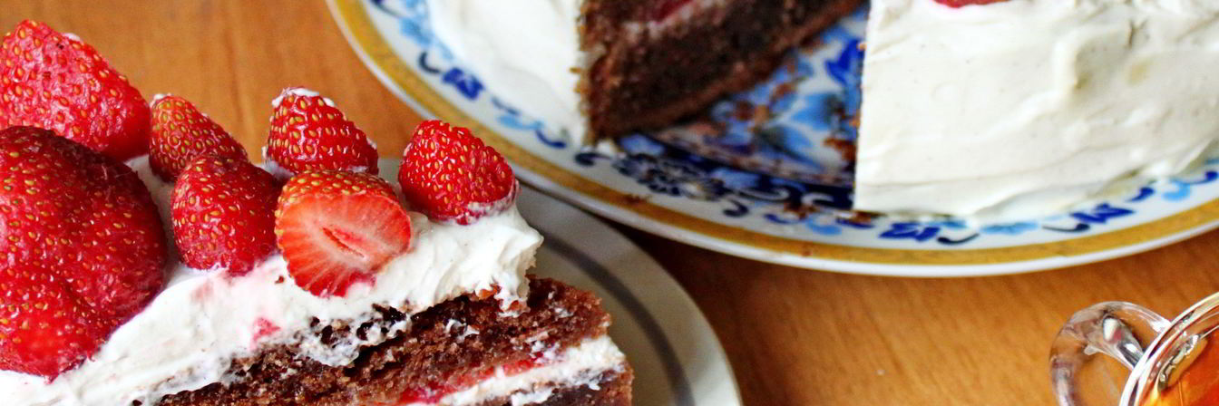 Шоколадный торт с клубникой и кремом из маскарпоне