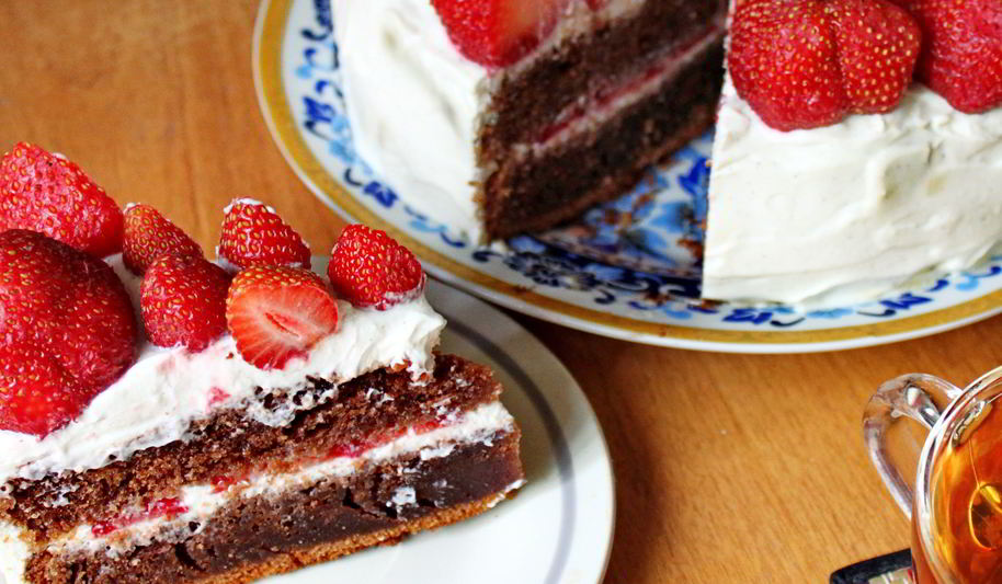 Рецепт шоколадного торта с клубникой и кремом из маскарпоне
