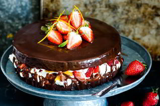 Шоколадный торт с клубникой
