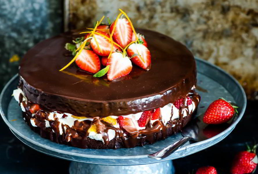 Шоколадный торт с клубникой
