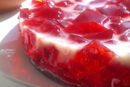 Шоколадный торт с молочно-клубничным желе