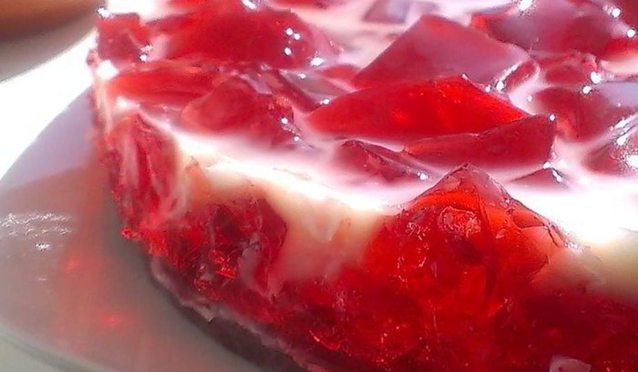 Рецепт шоколадного торта с молочно-клубничным желе