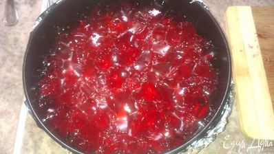 шоколадный торт с молочно-клубничным желе