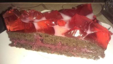 шоколадный торт с молочно-клубничным желе