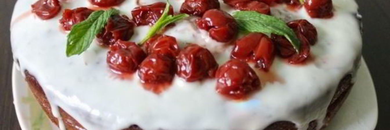 Шоколадный торт с вишнями и сметанным кремом