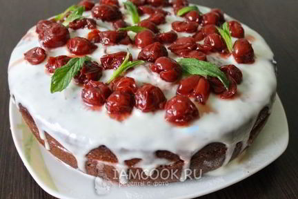 Шоколадный торт с вишнями и сметанным кремом