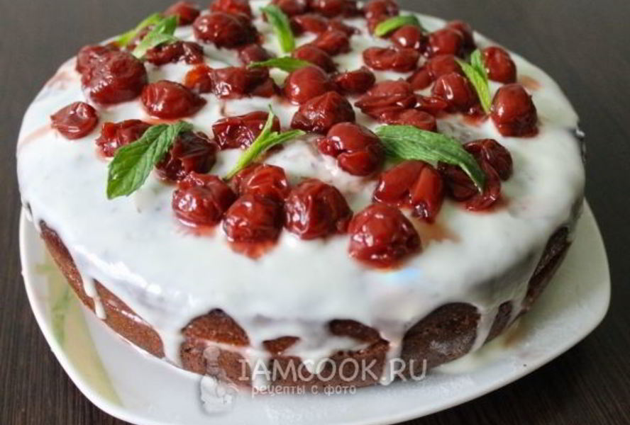 Шоколадный торт с вишнями и сметанным кремом