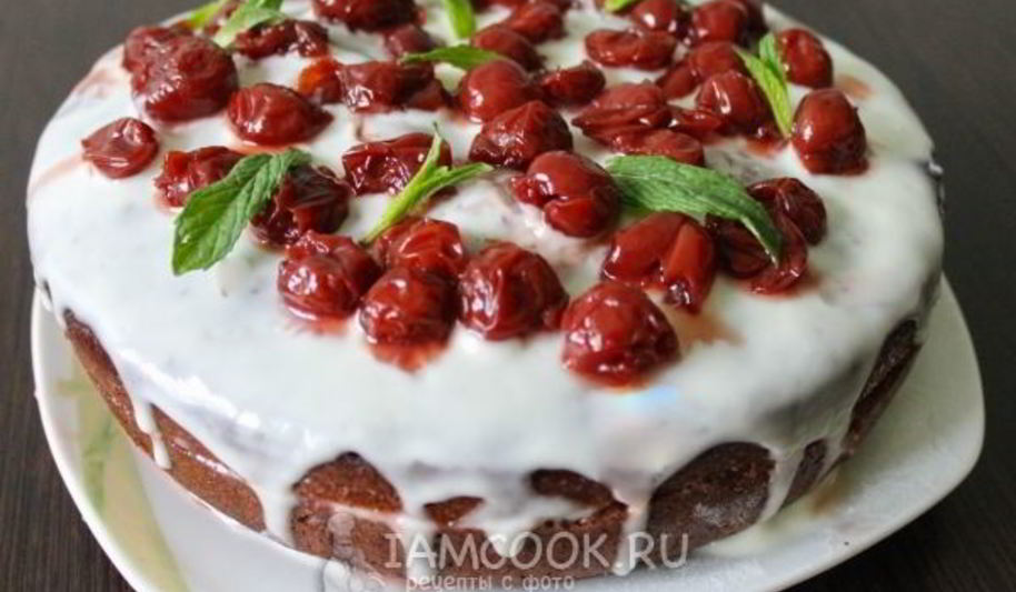 Рецепт шоколадного торта с вишнями и сметанным кремом