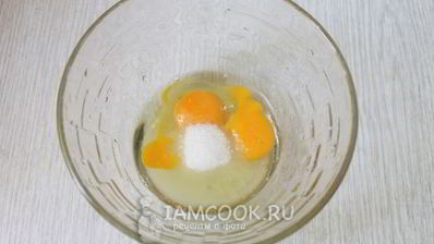 шоколадный торт с вишнями и сметанным кремом