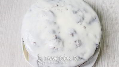 шоколадный торт с вишнями и сметанным кремом