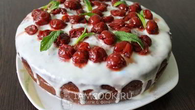 шоколадный торт с вишнями и сметанным кремом
