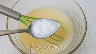 шоколадный торт с вишнями и сметанным кремом