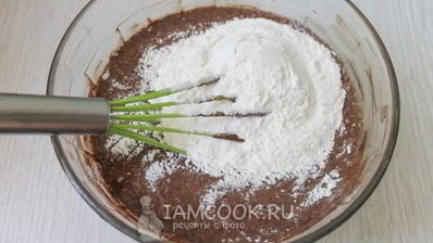 шоколадный торт с вишнями и сметанным кремом