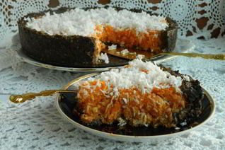 Сыроедческий морковный торт