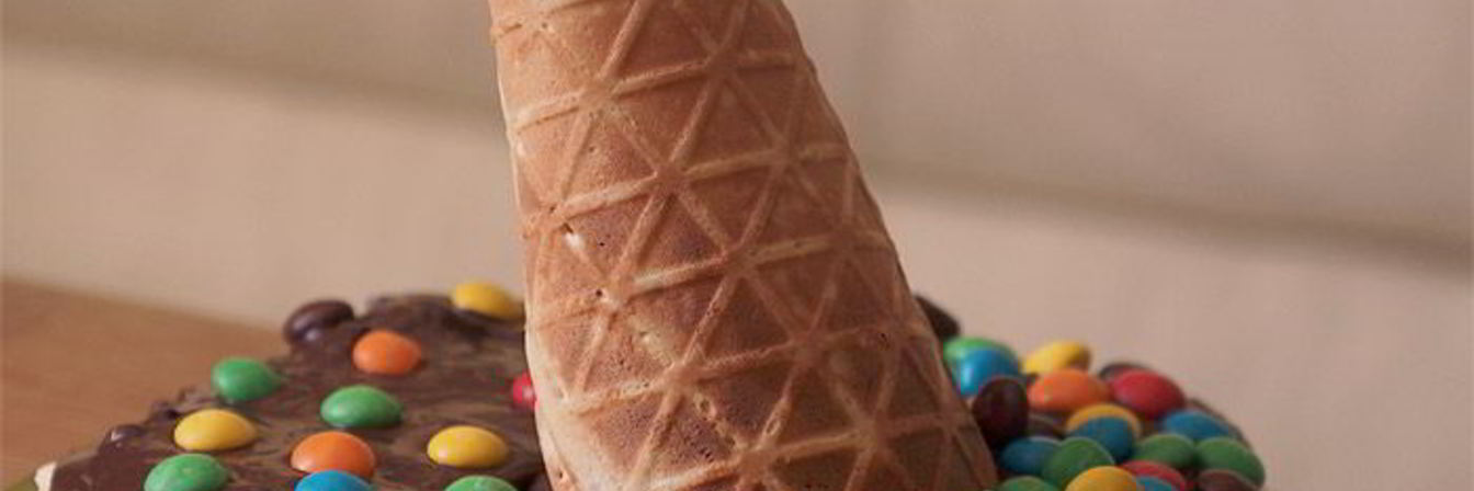 Торт с разноцветными M&Ms