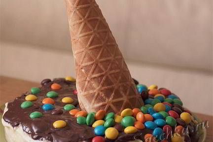 Торт с разноцветными M&Ms